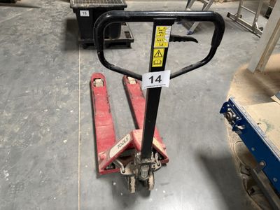 une photo d'un chariot élévateur dans un entrepôt