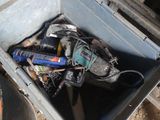 une boîte en métal contenant tout un tas d'outils