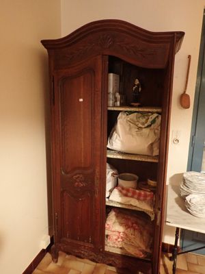 un grand meuble en bois dans le coin d'une pièce