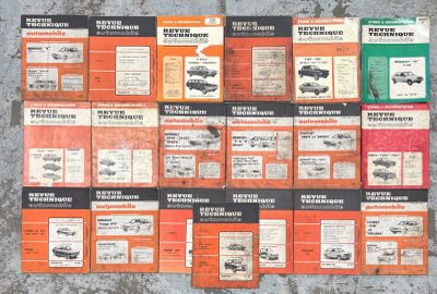 beaucoup de vieux manuels de réparation automobile posés par terre