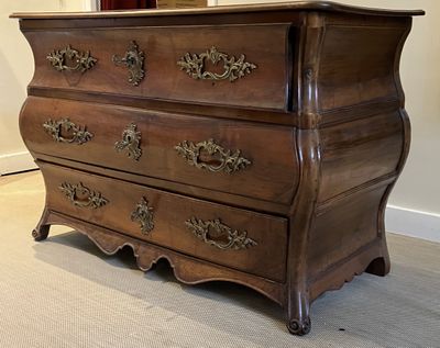 une commode en bois posée dans un coin de la pièce
