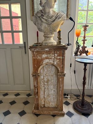 a bust of a man on a pedestal in a room