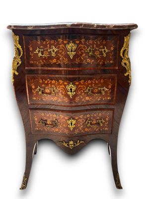 une image d'une commode en bois avec un plateau en marbre