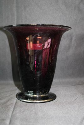Vase cornet violet et argenté, signé FAINZ
