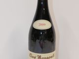 une bouteille de vin posée sur une table