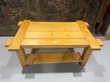 une table en bois surmontée d'une étagère