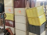 de nombreux cartons empilés les uns sur les autres dans un entrepôt