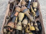 une caisse en bois remplie de vieux tuyaux d'arrosage rouillés