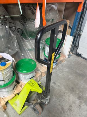une palette remplie de peinture et d'autres objets dans un garage