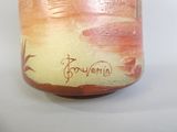 un vase sur lequel est peinte une image sur le côté