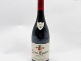 une bouteille de vin posée sur une table