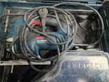 une boîte contenant une perceuse filaire et un cordon d'alimentation