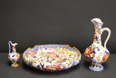 trois pièces de poterie posées sur une table