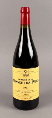 une bouteille de vin posée sur une table