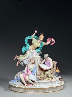 une figurine représentant un groupe de personnes assises sur une table