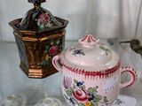une étagère en verre sur laquelle sont posés une théière et d'autres objets