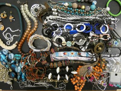 une boîte remplie de bijoux assortis sur une table