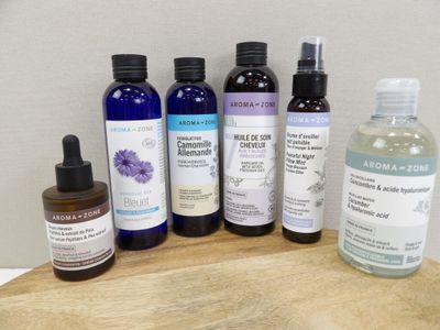de nombreux types de produits de soin pour la peau présentés sur une planche en bois