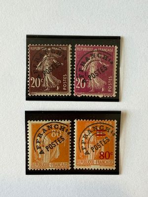 trois timbres différents sur un mur blanc avec une horloge et une horloge