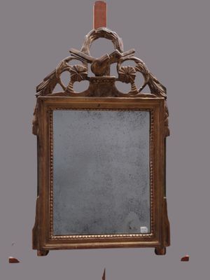 un miroir accroché au mur de la pièce