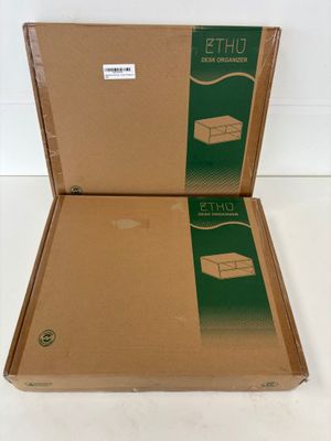 deux boîtes posées l'une sur l'autre sur une table