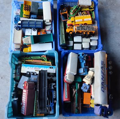 de nombreux types de jouets différents dans un bac en plastique