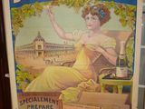 tableau représentant une femme en robe jaune, assise sur une chaise, tenant une bouteille de vin