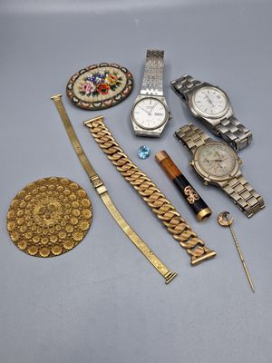 une collection de montres, de bracelets et de broches