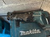 une perceuse sans fil posée sur une boîte bleue