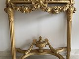 table console ancienne avec un plateau en marbre et un décor à la feuille d'or