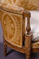 Bergère en bois mouluré, sculpté et doré à décor de frise de… (photo 2)