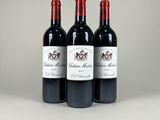 trois bouteilles de vin rouge posées côte à côte sur une table