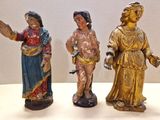 trois figurines posées sur une table