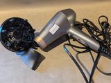un sèche-cheveux et un ventilateur posés sur une table