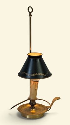 une lampe posée sur une table