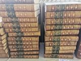 de nombreux livres empilés sur le sol