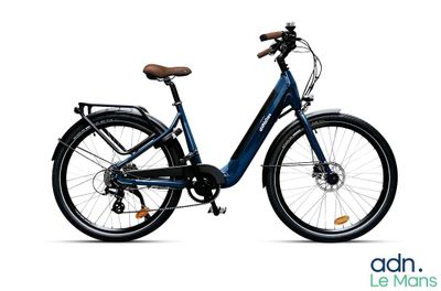 un gros plan d'un vélo électrique bleu sur fond blanc