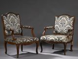 paire de fauteuils en noyer de style Louis XV