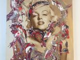 tableau représentant Marilyn Monroe avec des papillons dans les cheveux, accroché sur un mur blanc