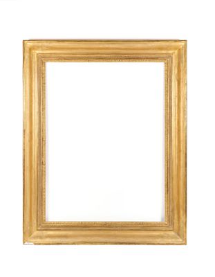 un vieux cadre photo doré sur fond blanc, avec une ombre