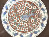 une photo d'une assiette décorative sur laquelle figure un oiseau