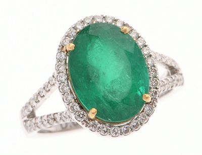 BAGUE en or gris et jaune 750 °/°° centrée d'une émeraude de…