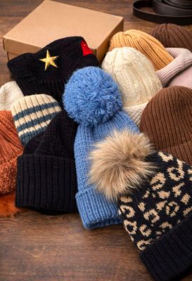 de nombreux chapeaux posés ensemble par terre