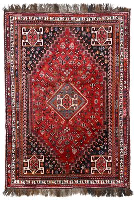 un tapis rouge et noir sur fond blanc