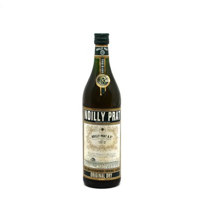 un gros plan d'une bouteille d'alcool sur fond blanc