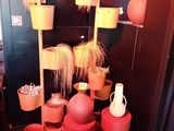 de nombreux pots et vases posés sur une étagère
