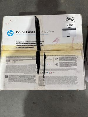 une boîte contenant des imprimantes laser HP posée par terre