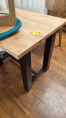 7 tables en bois reposant sur 4 pieds rectangulaires en méta…