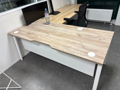 un bureau sur lequel se trouvent un écran d'ordinateur et une bouteille d'eau