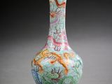 une image représentant un vase coloré orné d'un motif de dragon
